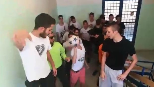 Κούνησαν σεντόνι του Champions League σε… σχολείο του Χολαργού!