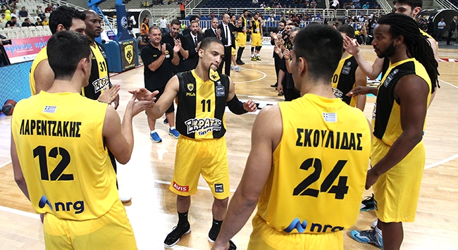 Με τη νέα φανέλα η Βασίλισσα (PICS)