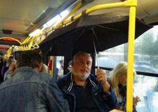 Επιβάτες άνοιξαν ομπρέλες μέσα στο λεωφορείο για να μην βραχούν!
