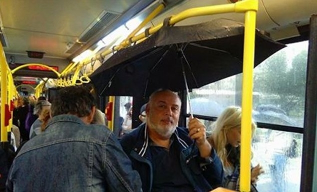 Επιβάτες άνοιξαν ομπρέλες μέσα στο λεωφορείο για να μην βραχούν! Επιβάτες άνοιξαν ομπρέλες μέσα στο λεωφορείο για να μην βραχούν!