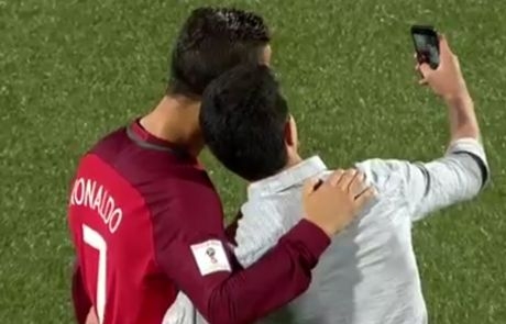 Διέκοψε το ματς για μια selfie με τον Κριστιάνο Ρονάλντο