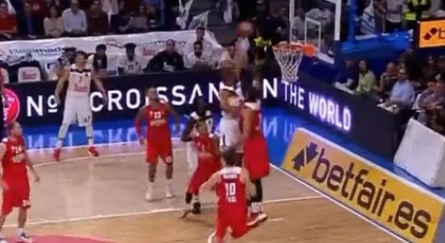 Το φοβερό κάρφωμα του Ράντολφ μπροστά από τον Μπιρτς!