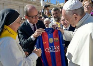 Ο Πάπας Φραγκίσκος με φανέλα της Μπαρτσελόνα