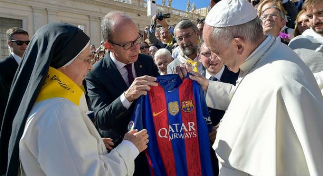 Ο Πάπας Φραγκίσκος με φανέλα της Μπαρτσελόνα