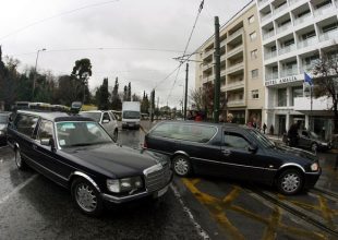 Πλήρωμα νεκροφόρας άρχισε τα τσίπουρα και… έχασε τον νεκρό από το φέρετρο!
