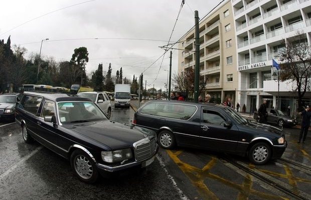 Πλήρωμα νεκροφόρας άρχισε τα τσίπουρα και… έχασε τον νεκρό από το φέρετρο!
