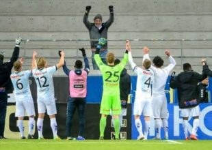 Οι παίκτες της Γκέφλε πανηγυρίζουν με τον μοναδικό οπαδό τους σε εκτός έδρας ματς