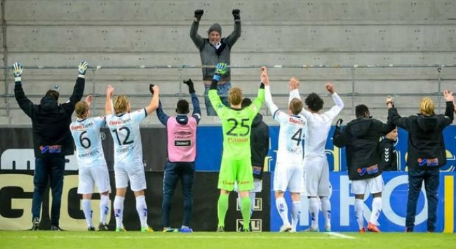 Οι παίκτες της Γκέφλε πανηγυρίζουν με τον μοναδικό οπαδό τους σε εκτός έδρας ματς Οι παίκτες της Γκέφλε πανηγυρίζουν με τον μοναδικό οπαδό τους σε εκτός έδρας ματς