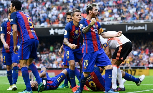 Χρυσάφι στην Μπαρτσελόνα για τη φανέλα της προπόνησης Χρυσάφι στην Μπαρτσελόνα για τη φανέλα της προπόνησης