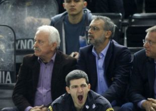 Στα αποδυτήρια ο Αγγελόπουλος!