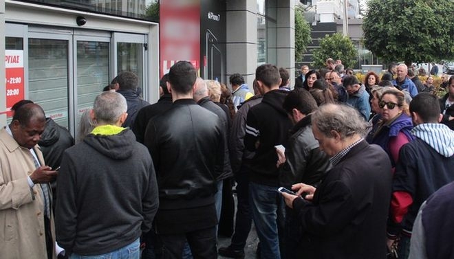 Black Friday: Ουρές από τα ξημερώματα στα καταστήματα