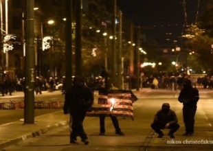 «Πιτσιρικάδες» οι συλληφθέντες του Πολυτεχνείου. Έρευνα για το κάψιμο της ελληνικής σημαίας