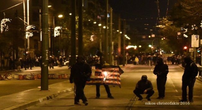 «Πιτσιρικάδες» οι συλληφθέντες του Πολυτεχνείου. Έρευνα για το κάψιμο της ελληνικής σημαίας «Πιτσιρικάδες» οι συλληφθέντες του Πολυτεχνείου. Έρευνα για το κάψιμο της ελληνικής σημαίας