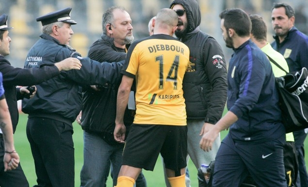 Μπουνιές οπαδού του Αρη με τον Τζιμπούρ! Μπουνιές οπαδού του Αρη με τον Τζιμπούρ!