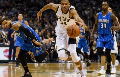 Πρώτο triple double και απίθανη επίδοση από τον Αντετοκούνμπο