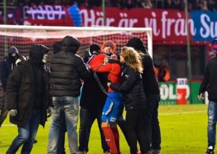 Έπεσε η Χέλσινγκμποργκ, επιτέθηκαν στον Λάρσον