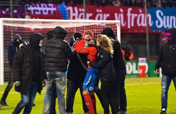 Έπεσε η Χέλσινγκμποργκ, επιτέθηκαν στον Λάρσον Έπεσε η Χέλσινγκμποργκ, επιτέθηκαν στον Λάρσον