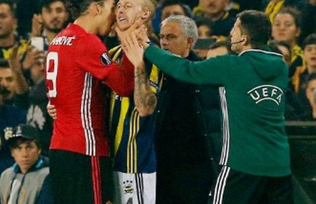 Το «μην με ακουμπάς» του Ιμπραχίμοβιτς στο διαιτητή Το «μην με ακουμπάς» του Ιμπραχίμοβιτς στο διαιτητή