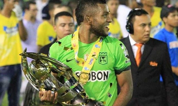 Γυναίκα προσπάθησε να μαχαιρώσει ποδοσφαιριστή σε πανηγυρισμούς (video)