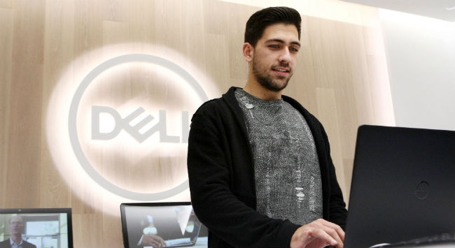 Ο Μπακασέτας στο μαγαζί της DELL στο Τhe Mall Athens