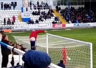 Οπαδός κατέβασε τα βρακιά του σε πέναλτι και ο παίκτης αστόχησε!