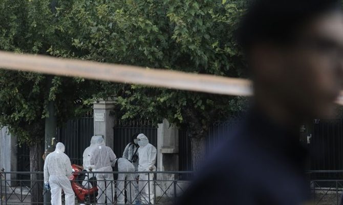 Επίθεση με χειροβομβίδα στο κέντρο της Αθήνας. Εξετάζεται μοτοσικλέτα που βρέθηκε στα Εξάρχεια