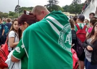 Οπαδοί της Σαπεκοένσε έξω από το γήπεδο φωνάζουν συνθήματα! (vid)