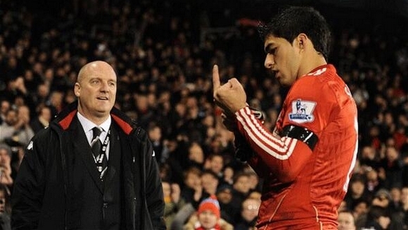 Κατηγορείται για άσεμνη χειρονομία ο Σουάρες