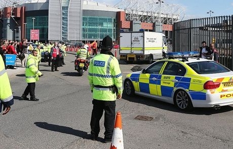 Τρομεροί τζαμπατζήδες: Διανυκτέρευσαν στο «Ολντ Τράφορντ» για να μην πληρώσουν εισιτήριο! Τρομεροί τζαμπατζήδες: Διανυκτέρευσαν στο «Ολντ Τράφορντ» για να μην πληρώσουν εισιτήριο!