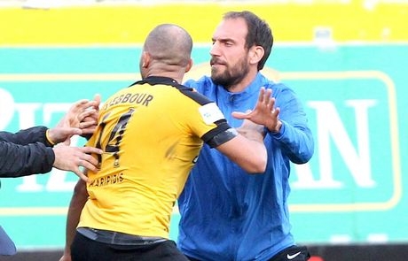 VIDEO: Το αριστερό κροσέ του Τζεμπούρ στον εισβολέα-οπαδό