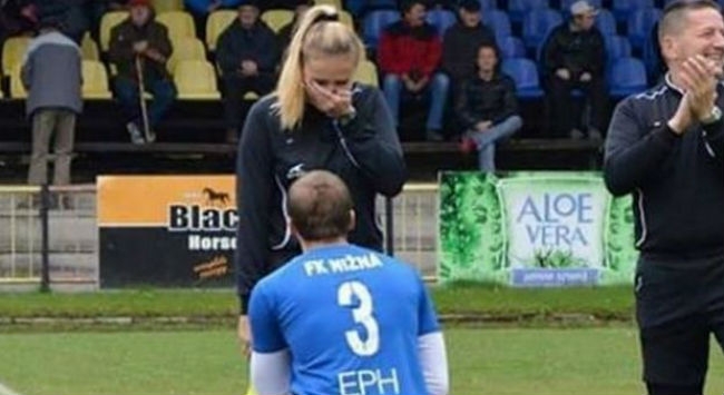 Παίκτης ζήτησε σε γάμο τη βοηθό διαιτητή στη Σλοβακία Παίκτης ζήτησε σε γάμο τη βοηθό διαιτητή στη Σλοβακία