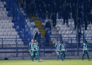 ΧΑΜΟΣ: Έκραξαν τους παίκτες και αποχώρησαν