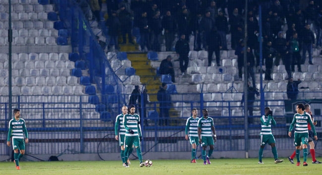 ΧΑΜΟΣ: Έκραξαν τους παίκτες και αποχώρησαν ΧΑΜΟΣ: Έκραξαν τους παίκτες και αποχώρησαν