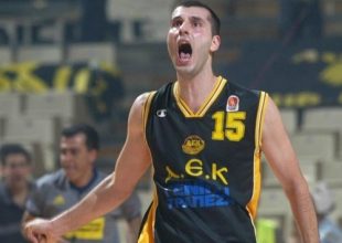 Στελεχώνει τη Βασίλισσα με την ιστορία της
