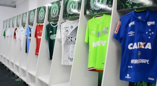 Τα αποδυτήρια της Σαπεκοένσε γέμισαν με εμφανίσεις άλλων ομάδων! Τα αποδυτήρια της Σαπεκοένσε γέμισαν με εμφανίσεις άλλων ομάδων!