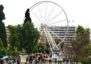 Φιάσκο με τη ρόδα στο Σύνταγμα. Την αποσυναρμολογούν