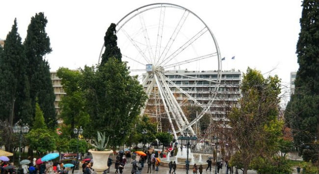 Φιάσκο με τη ρόδα στο Σύνταγμα. Την αποσυναρμολογούν