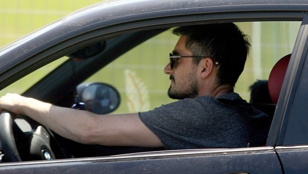 Με το τηλέφωνο ανά χείρας ο Λυμπερόπουλος