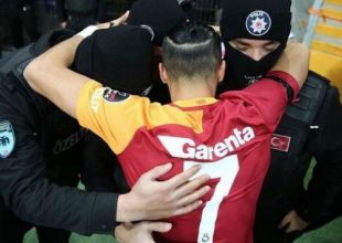 Η Γαλατάσαραϊ αφιέρωσε τη νίκη στην αστυνομία