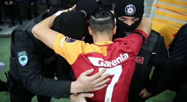 Η Γαλατάσαραϊ αφιέρωσε τη νίκη στην αστυνομία