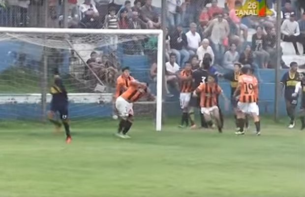 Τρομερό ξύλο σε ερασιτεχνικό ματς στην Ουρουγουάη (vid)