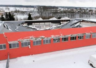 Κατέρρευσε οροφή γηπέδου εν ώρα αγώνα