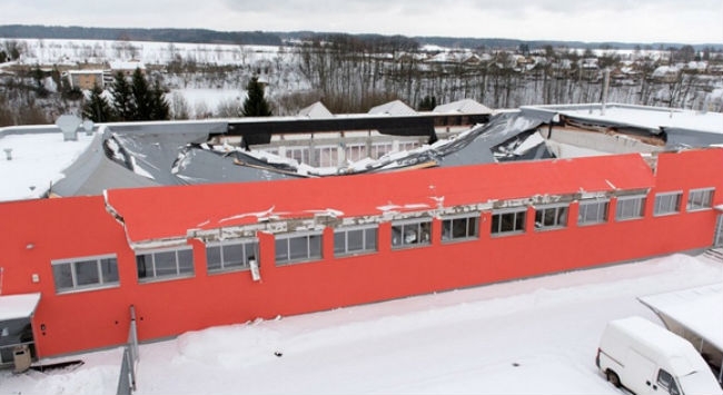 Κατέρρευσε οροφή γηπέδου εν ώρα αγώνα Κατέρρευσε οροφή γηπέδου εν ώρα αγώνα