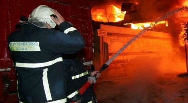 Καίγεται το γήπεδο μπάσκετ στο Ελληνικό Καίγεται το γήπεδο μπάσκετ στο Ελληνικό