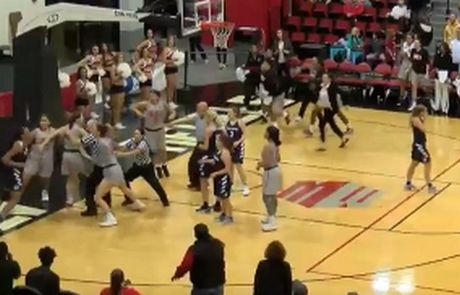 Τρομερό ξύλο σε αγώνα γυναικών! Τρομερό ξύλο σε αγώνα γυναικών!