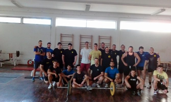 Κόβει πίτα και καλεί τον κόσμο του
