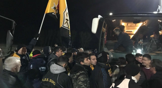 Αποθέωση της αποστολής έξω απ’ τα αποδυτήρια