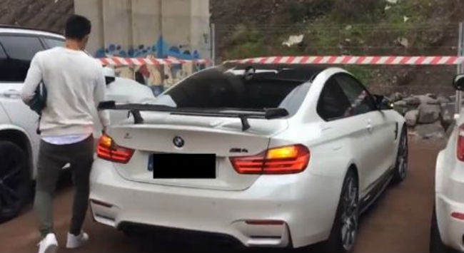 Δεν έρχεται μόνος του φέρνει και την …«μπέμπα»