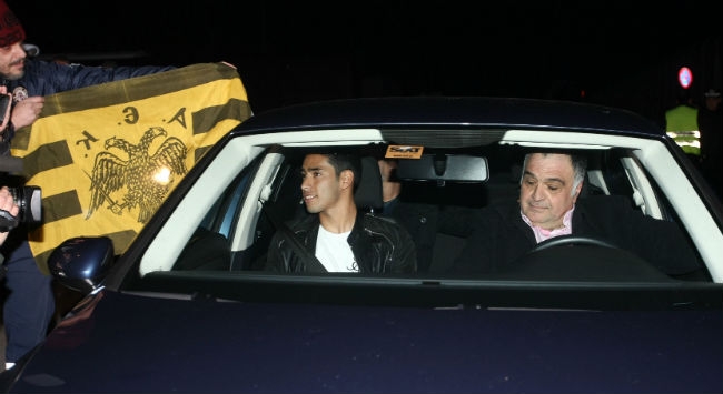 Υποδοχή από λίγους φίλους της ΑΕΚ στον Αραούχο! (ΦΩΤΟ)