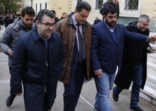 Στο Αυτόφωρο Κουρτάκης – Τζένος